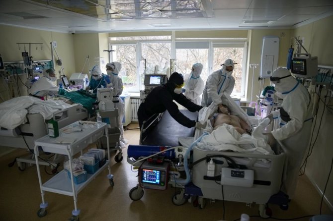 „Scanpix“/AP nuotr./COVID-19 sergantys pacientai Rusijoje