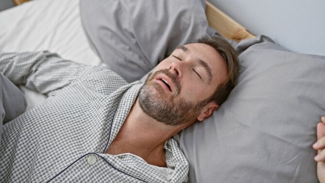 Shutterstock nuotr./Vyras miega