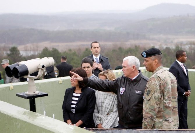 „Reuters“/„Scanpix“ nuotr./JAV viceprezidentas Mike'as Pence'as lankėsi Pietų Korėjoje