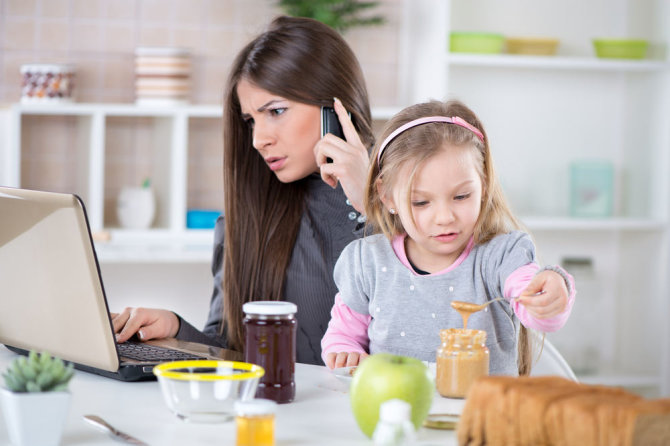 Shutterstock nuotr./Užimta mama.