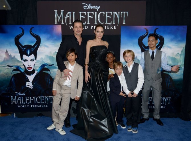 AFP/„Scanpix“ nuotr./Bradas Pittas ir Angelina Jolie su vaikais (iš kairės) Paxu, Zahara, Knoxu, Shiloh ir Maddoxu