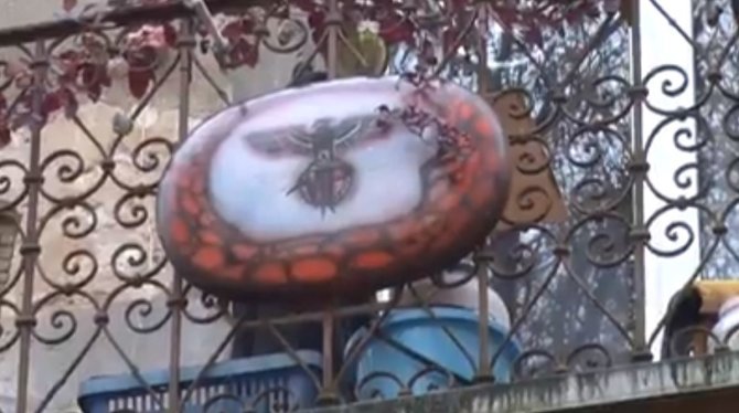 Kadras iš „Init“ televizijos reportažo/Skydas su nacistinį herbą primenančiu ereliu