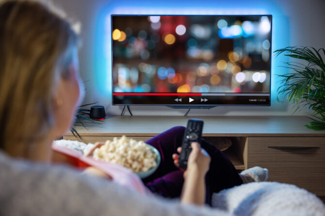 Shutterstock nuotr./Moteris žiūri TV