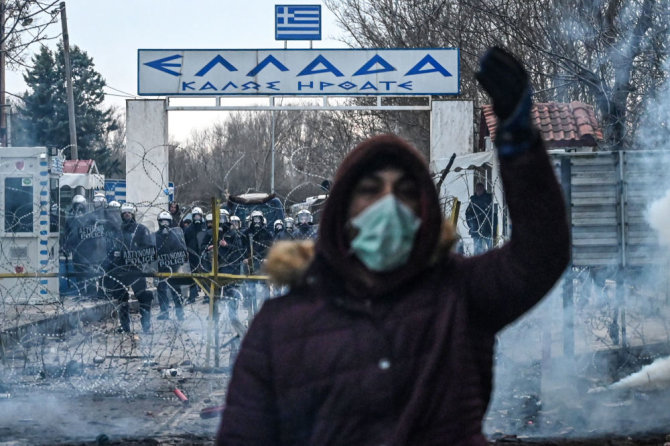 AFP/„Scanpix“ nuotr./Susisirėmimas su migrantais