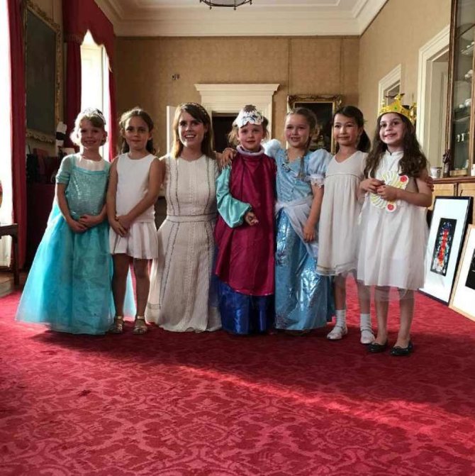 „Instagram“ nuotr./Princesė Eugenie su Beckhamų dukra Harper (trečia iš dešinės) ir jos draugėmis
