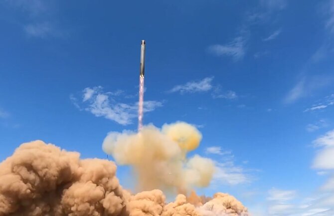 Stopkadras/Rusijos gynybos ministerija skelbia vaizdu su esą raketos „Sarmat“ bandymu