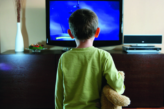 Fotolia nuotr./Vaikas žiūri televizorių