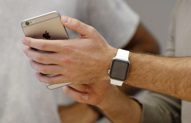 Scanpix nuotr./„iPhone 6“ ir „Apple Watch“