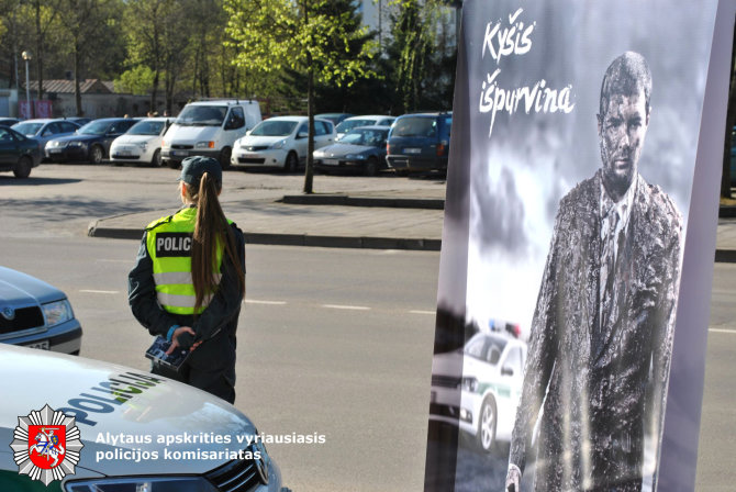 Alytaus policijos nuotr./Antikorupcinė akcija „Kyšis išpurvina“
