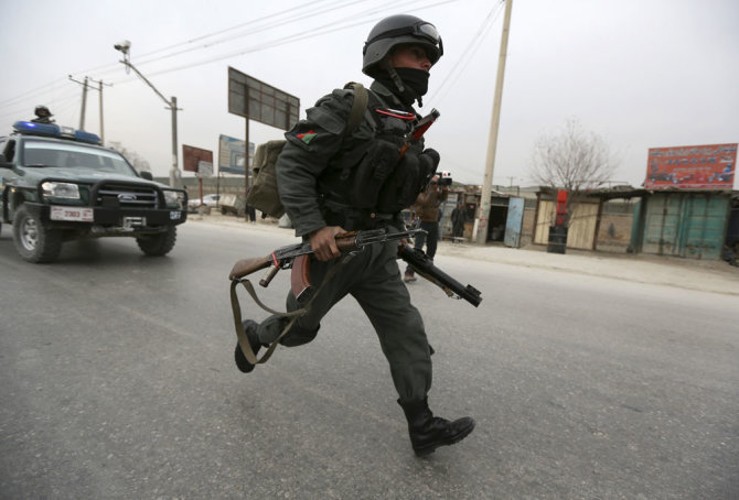 Afganistano policininkas įvykio vietoje Kabule