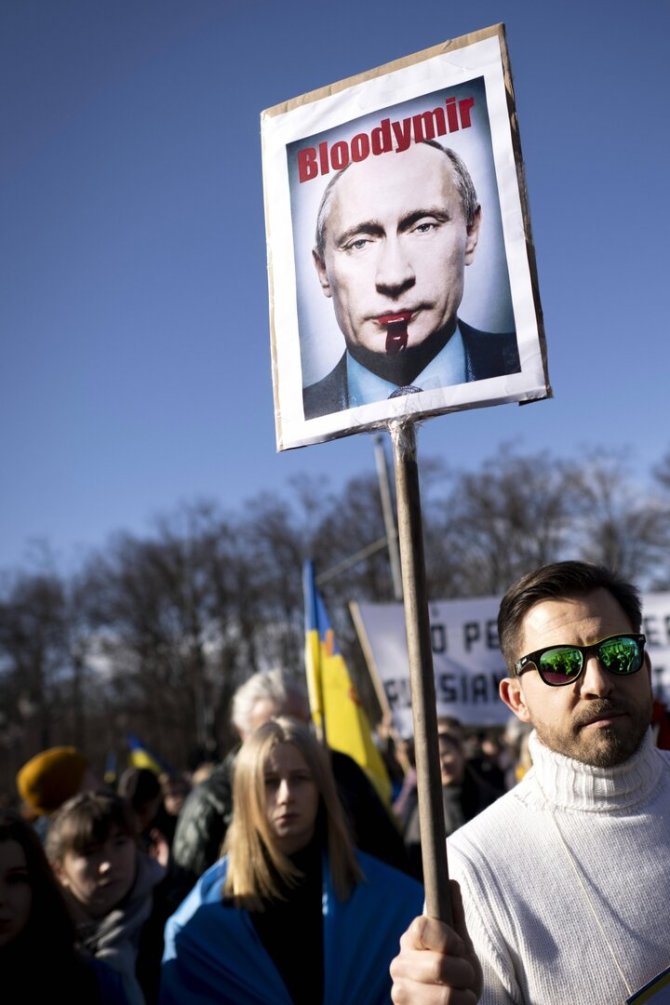 „Scanpix“/„SIPA“ nuotr./Protestuotojas su Vladimiro Putino atvaizdu
