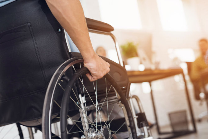 Shutterstock nuotr./Žmogus su judėjimo negalia