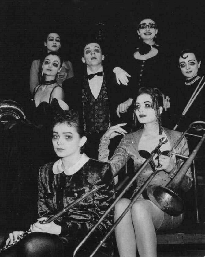 Raimondo Urbakavičiaus nuotr./Jolanta Dapkūnaitė – Pamela (pirma iš dešinės). Jean Anouilh, „Orkestras“, rež. Arturas Valudskis, LVADT, 1991.