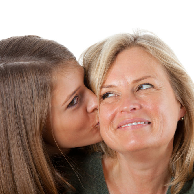 Shutterstock nuotr./Dukra bučiuoja mamą