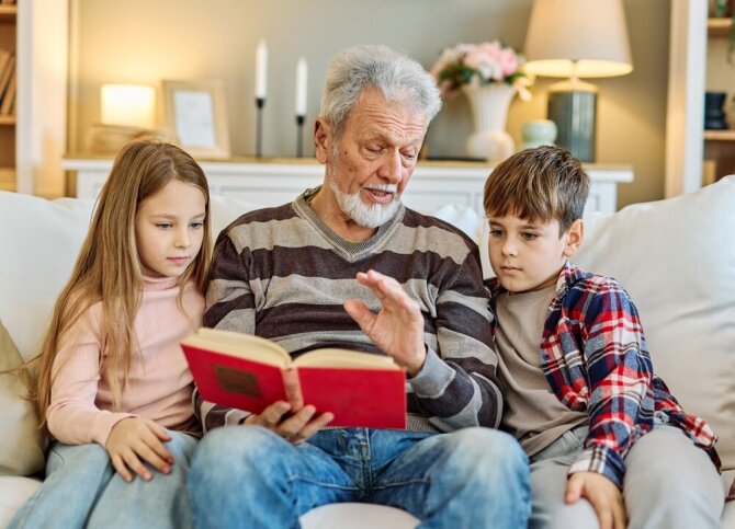 Shutterstock nuotr./Senelis skaito anūkams