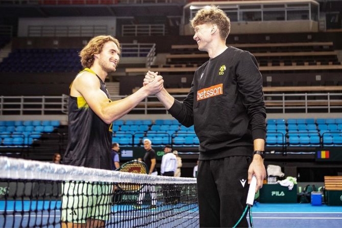 AEK klubo nuotr./Stefanos Tsitsipas ir Mindaugas Kuzminskas