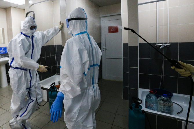 „Scanpix“/ITAR-TASS nuotr./Rusijos medikų darbas per koronaviruso epidemiją šalyje