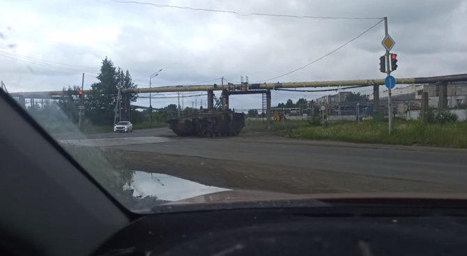 Vaizdo įrašo stop kadras/Rusijoje pastebėta nauja sunkioji kovos technika.