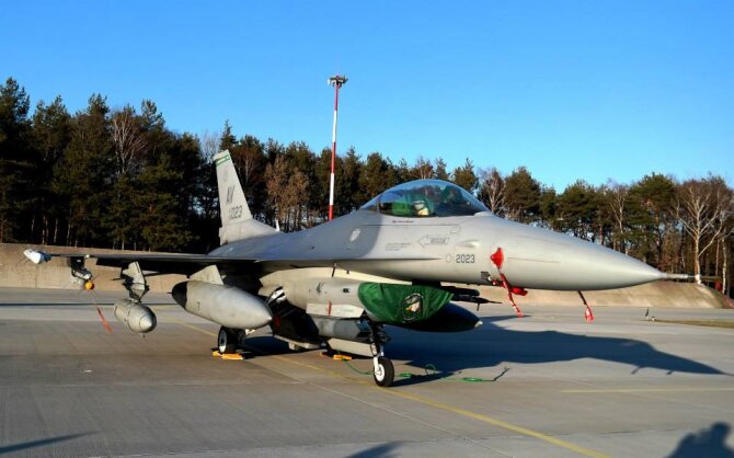 JAV ambasados Lenkijoje nuotr./Naikintuvai F-16 ir kiti JAV lėktuvai jau Lenkijoje