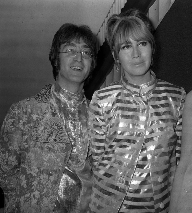 „Scanpix“/„PA Wire“/„Press Association Images“ nuotr./Johnas Lennonas ir Cynthia Lennon (1968 m.)