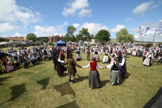 Neringos kultūros ir turizmo informacijos centro nuotr./Į Neringą kviečia folkloro festivalis „Tek saulužė ant maračių“