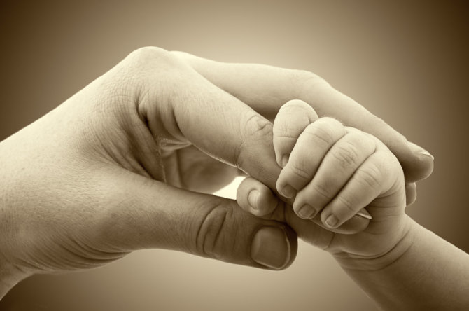 „Shutterstock“ nuotr./Motinos ir vaiko ranka