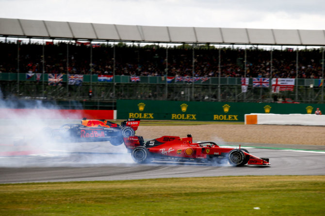 „Scanpix“ nuotr./Sebastiano Vettelio smūgis į Maxo Verstappeno automobilį