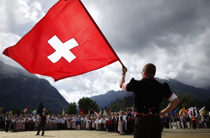 „Reuters“/„Scanpix“ nuotr./Šveicarijos vėliava