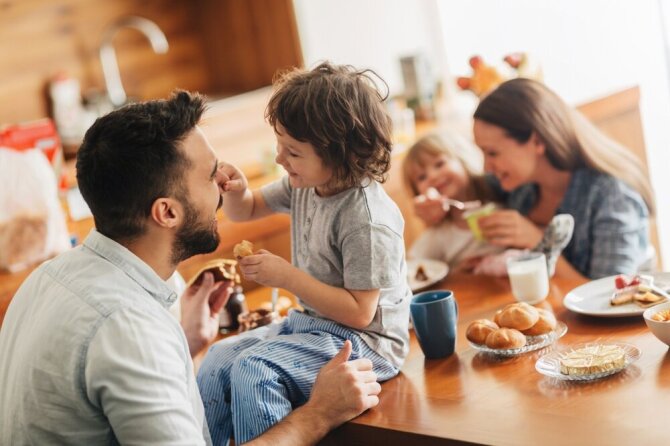 Shutterstock nuotr./Šeimos pusryčiai.