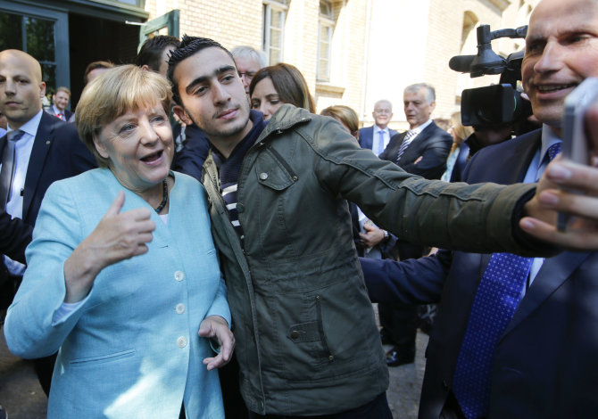 „Reuters“/„Scanpix“ nuotr./A.Modamani fotografuojasi su A.Merkel