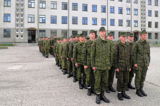 Srž. Giedriaus Datkevičiaus nuotr./63 kariai savanoriai pradėjo bazinius kursus