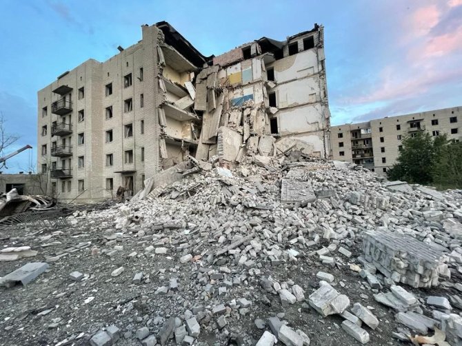 Pavlo Kyrylenkos „Telegram“ nuotr./Po daugiabučio griuvėsiais Časiv Jare – dešimtys įstrigusių žmonių