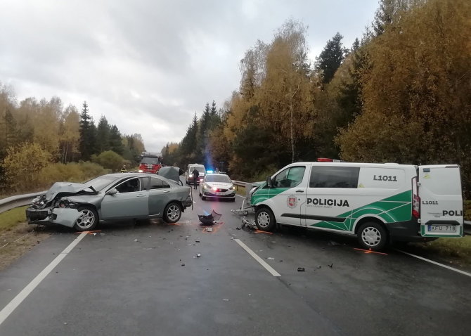 Šiaulių VPK nuotr./Įvykio vietoje, kur avarija demaskavo neblaivų konvojaus pareigūną