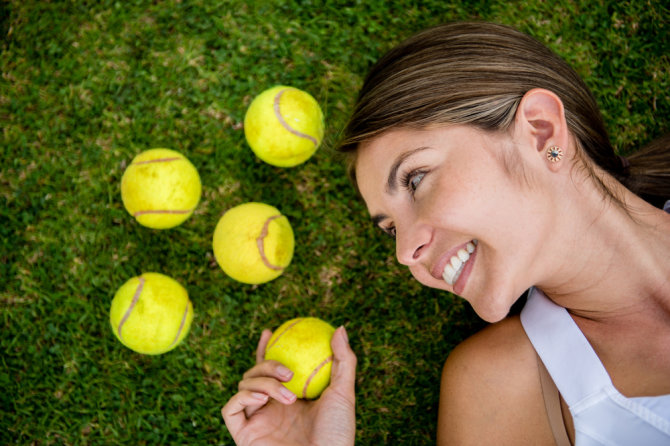 Shutterstock nuotr./Moteris su teniso kamuoliukais