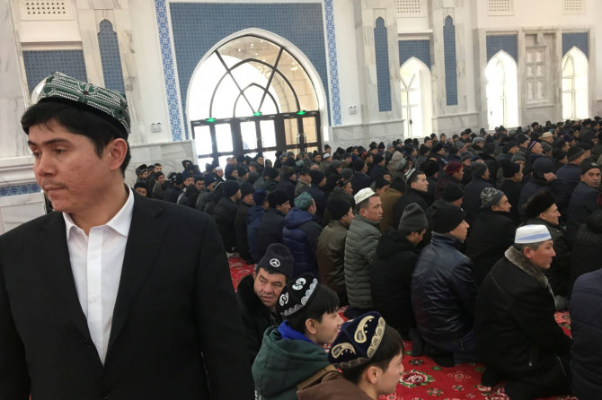 „Reuters“/„Scanpix“ nuotr./Sindziango musulmonai meldžiasi mečetėje