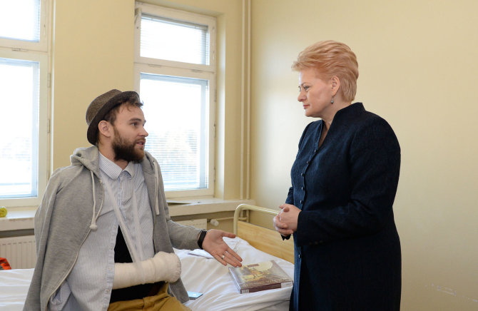 president.lt/R.Dačkaus nuotr./Prezidentė Dalia Grybauskaitė aplankė Vilniuje gydomą Euromaidano dalyvį