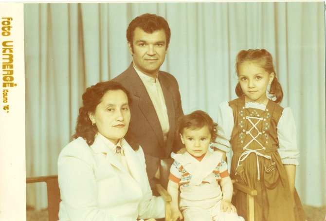 Asmeninio archyvo nuotr. /Akvilina su tėvais ir seserimi Justina