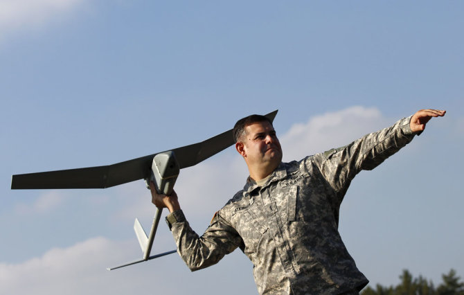 „Reuters“/„Scanpix“ nuotr./Amerikiečių karys į orą paleidžia bepilotį orlaivį „Raven“