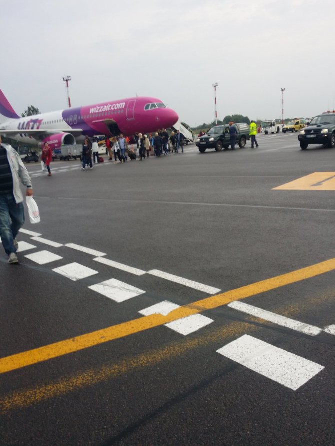 Skaitytojos Ingridos nuotr./„Wizz Air“ lėktuvas vos pakilęs buvo priverstas leisti Vilniuje, kai į jį pataikė žaibas.