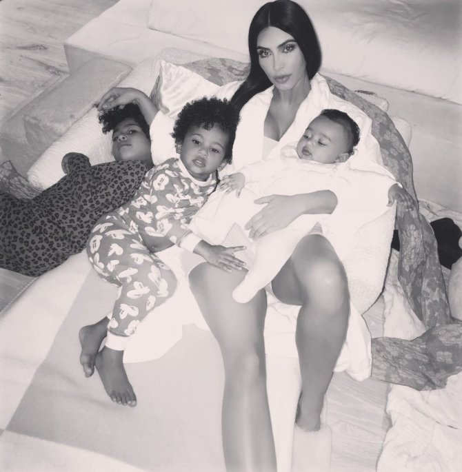 Vida Press nuotr./Kim Kardashian su vaikais
