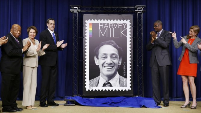 „Reuters“/„Scanpix“ nuotr./Harvey Milkui skirto pašto ženklo pristatymas Baltuosiuose rūmuose