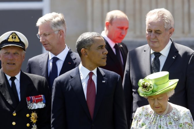 „Reuters“/„Scanpix“ nuotr./Pasaulio lyderiai, tarp jų – Barackas Obama ir Vladimiras Putinas, išsilaipinimo Normandijoje minėjime Prancūzijoje