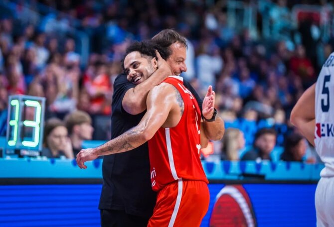 FIBA.com nuotr./Erginas Atamanas ir Shane'as Larkinas