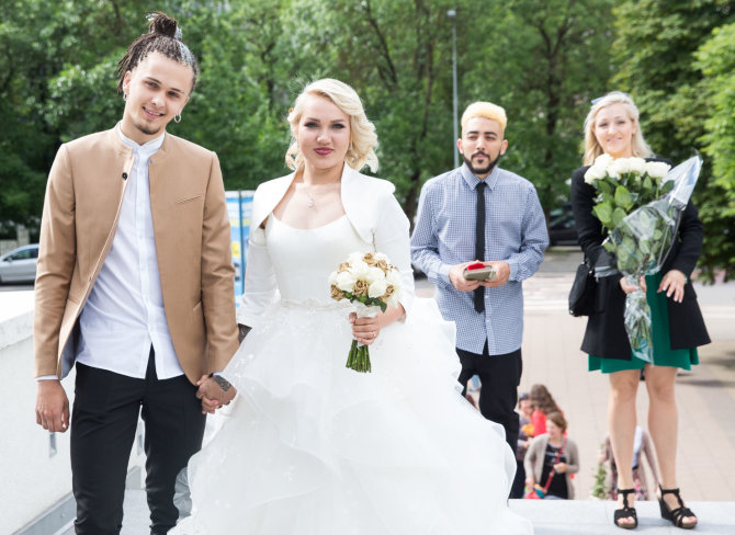 Luko Balandžio / 15min nuotr./Violeta Taraškevič ir Augustinas Paulionis su vestuvių liudininkais