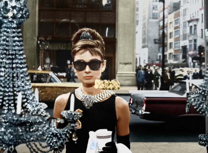 Vida Press nuotr./Audrey Hepburn filme „Breakfast at Tiffany's“ su „Givenchy“ suknele (1961 m.)
