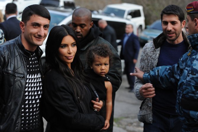 AFP/„Scanpix“ nuotr./Kim Kardashian su dukra North Armėnijoje