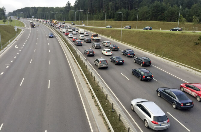 Valdo Kopūsto / 15min nuotr./Rytinė spūstis Vilniaus vakariniame aplinkkelyje
