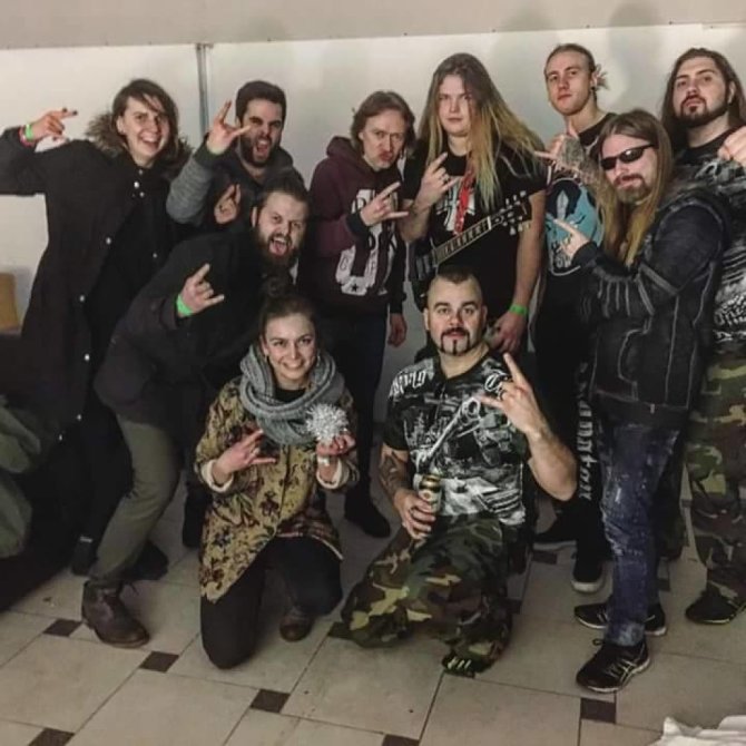 Asmeninio albumo nuotr./„Sabaton“ su koncerto organizatoriais