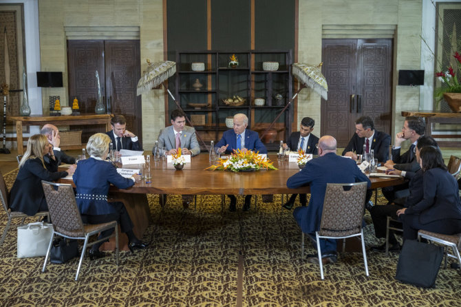 Baltųjų rūmų nuotr./JAV prezidentas Joe Bidenas ir sąjungininkai surengė skubias derybas