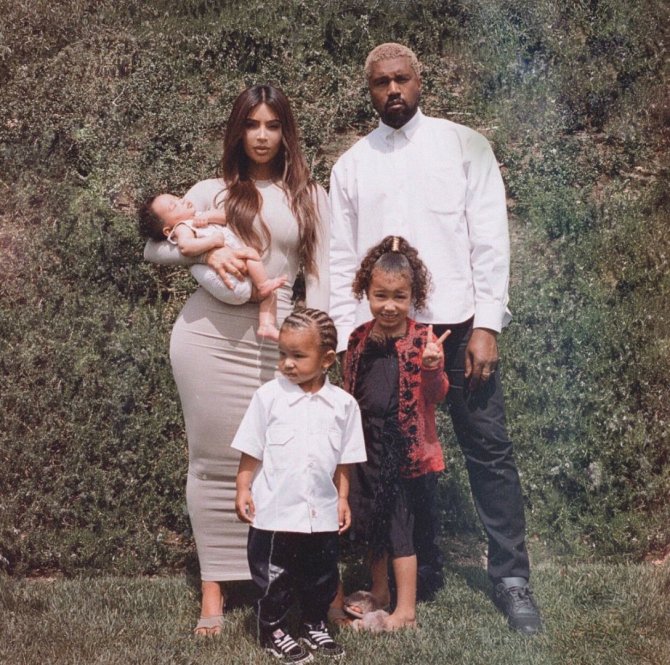 „Twitter“ nuotr./Kim Kardashian ir Kanye Westas su vaikais Chicago, North ir Saintu
